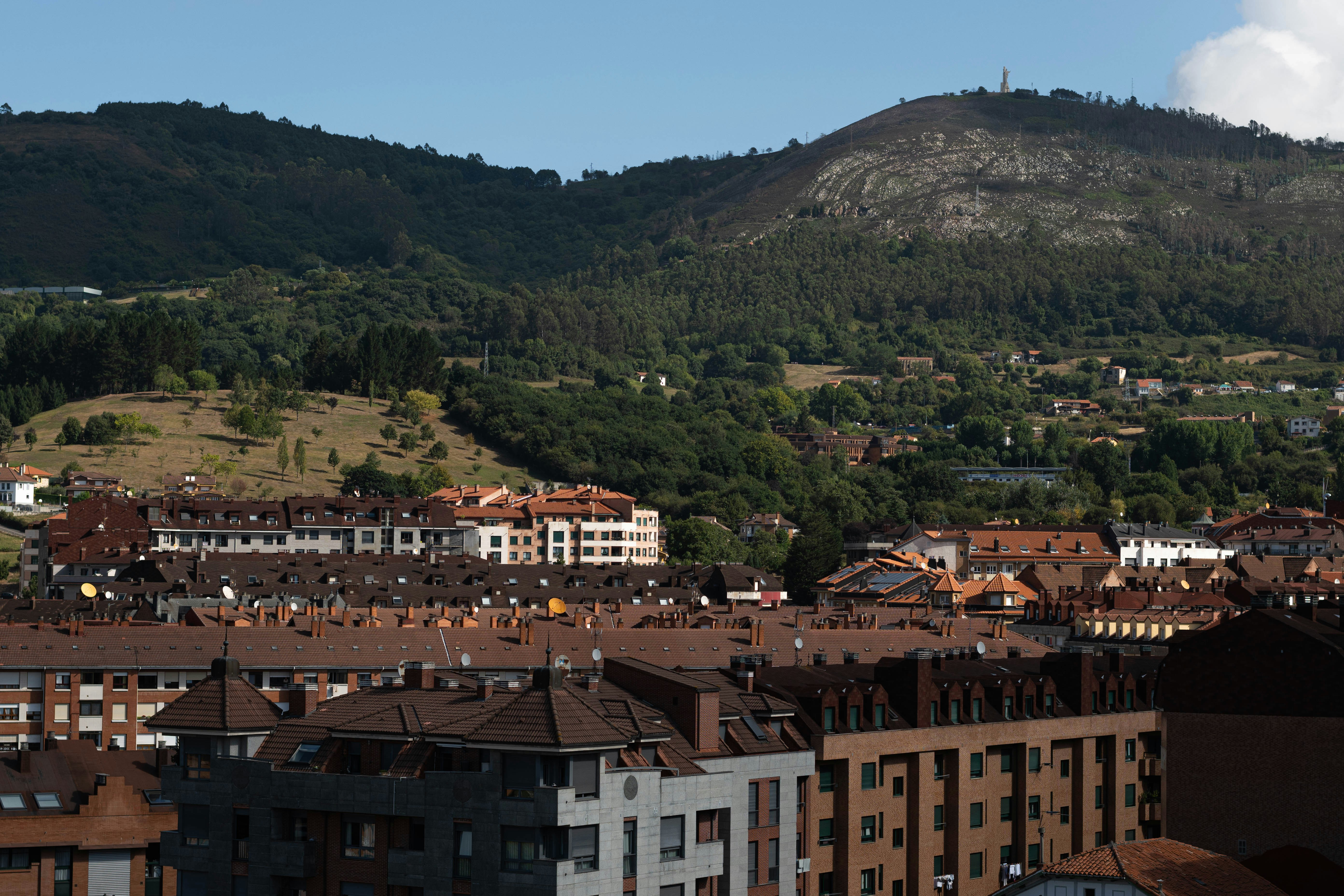 Vista de las montañas y casas de la ciudad de Oviedo, España. Spain